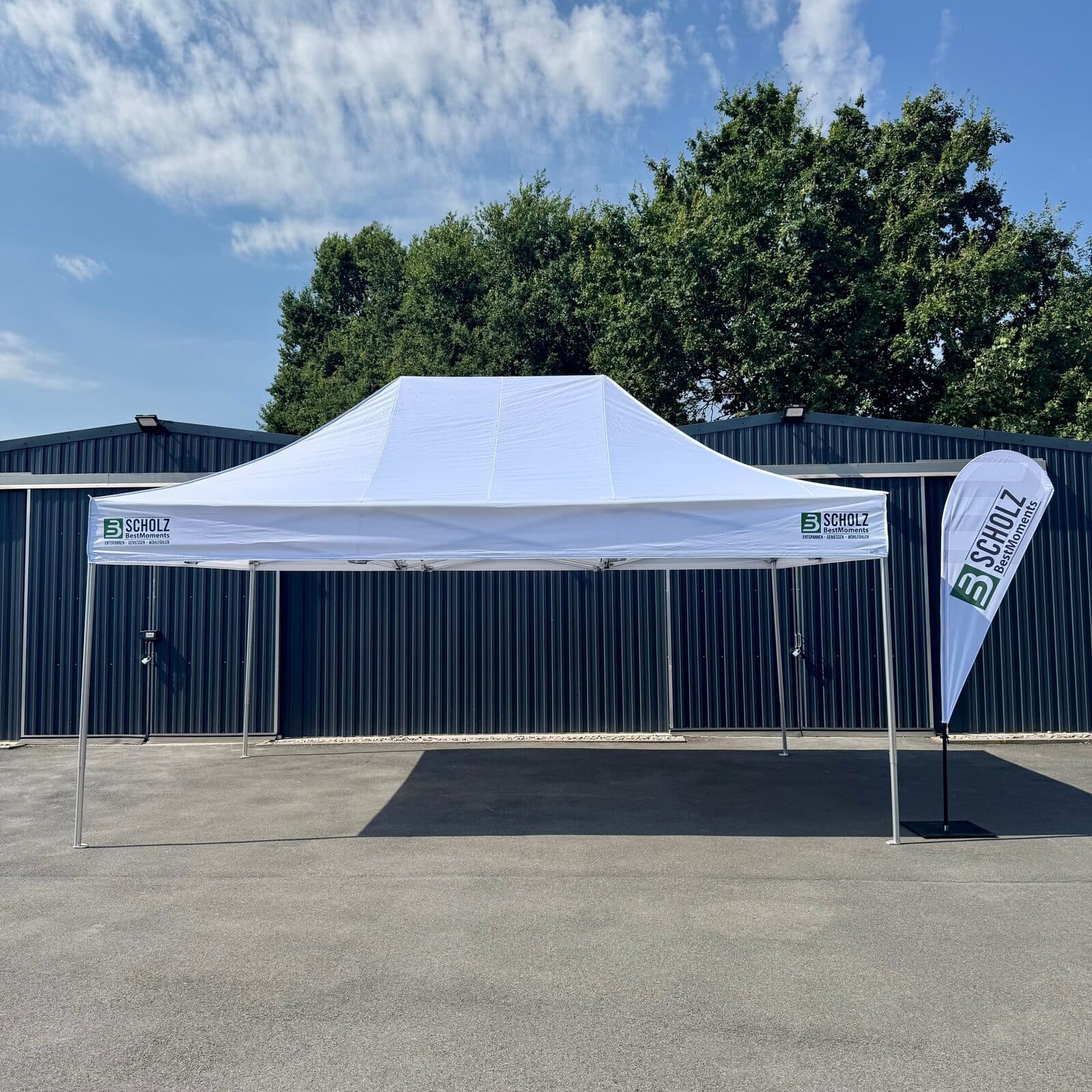 Flexzelt Pro-Tent 500 von der Längsseite, rechts daneben die Beachflag von Scholz BestMoments