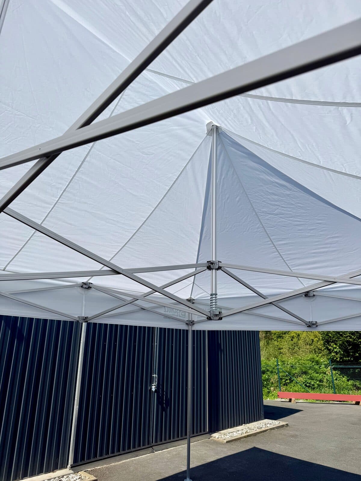 Blick von unten in das aufgebaute Flexzelt Pro-Tent 500 mit hoher Firsthöhe