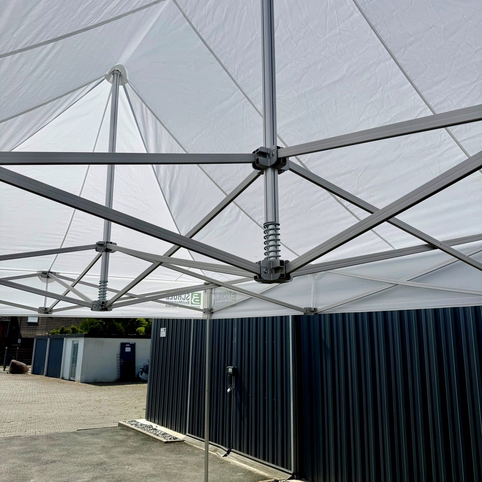Innenansicht des Zeltdachs mit dem Scherengestell des Flexzelt Pro-Tent 500