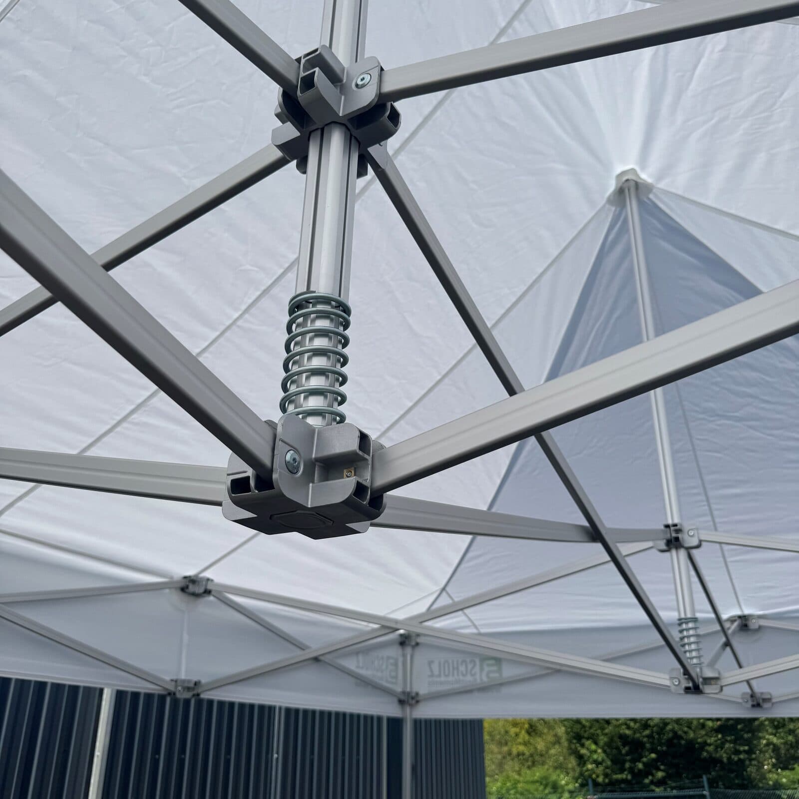 Detailaufnahme eines Gelenks mit Federmechanismus am Gestell des Flexzelt Pro-Tent 500