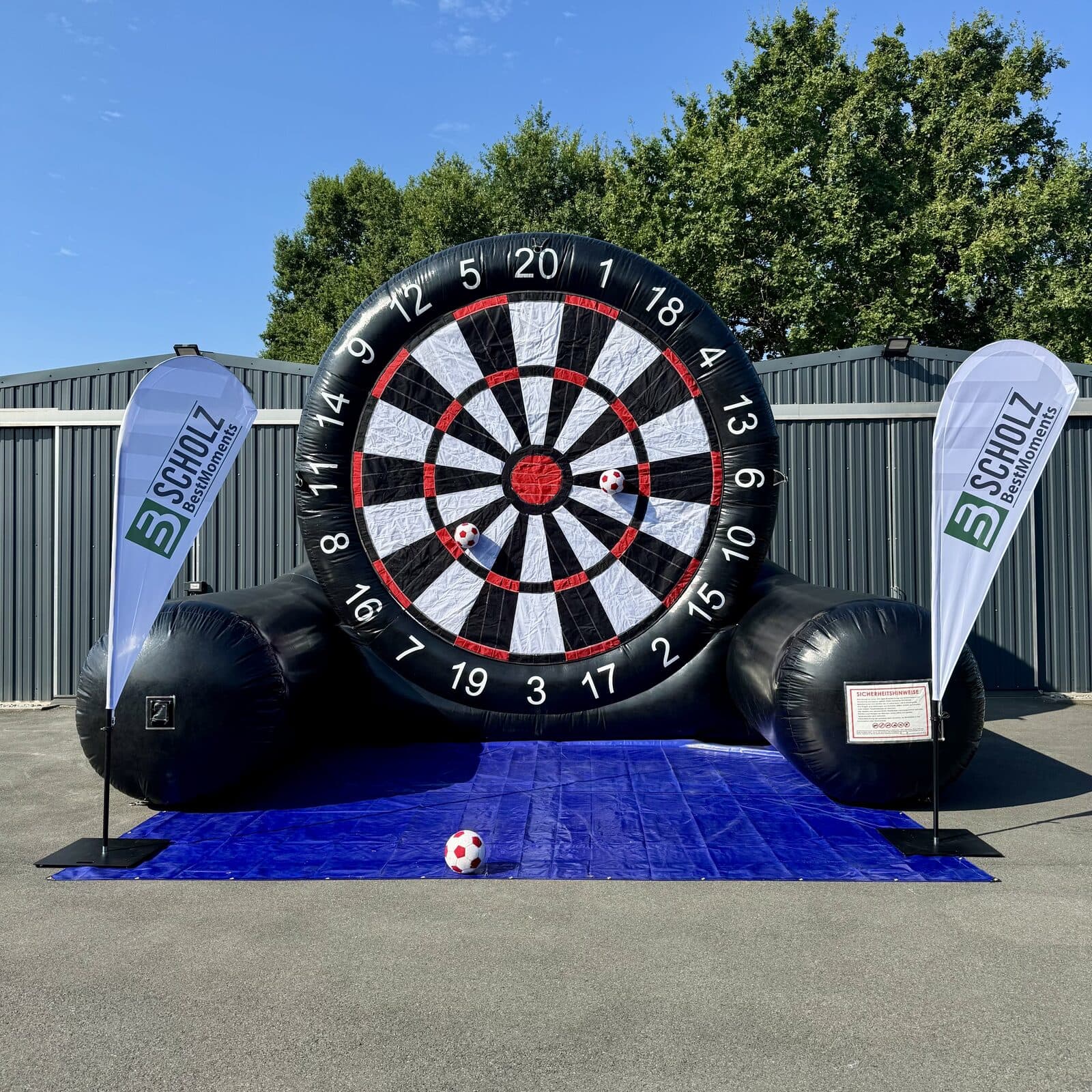 Aufblasbares Fußball Dart mit 4,50 m hoher Dartscheibe, davor die Beachflags von SCHOLZ BestMoments