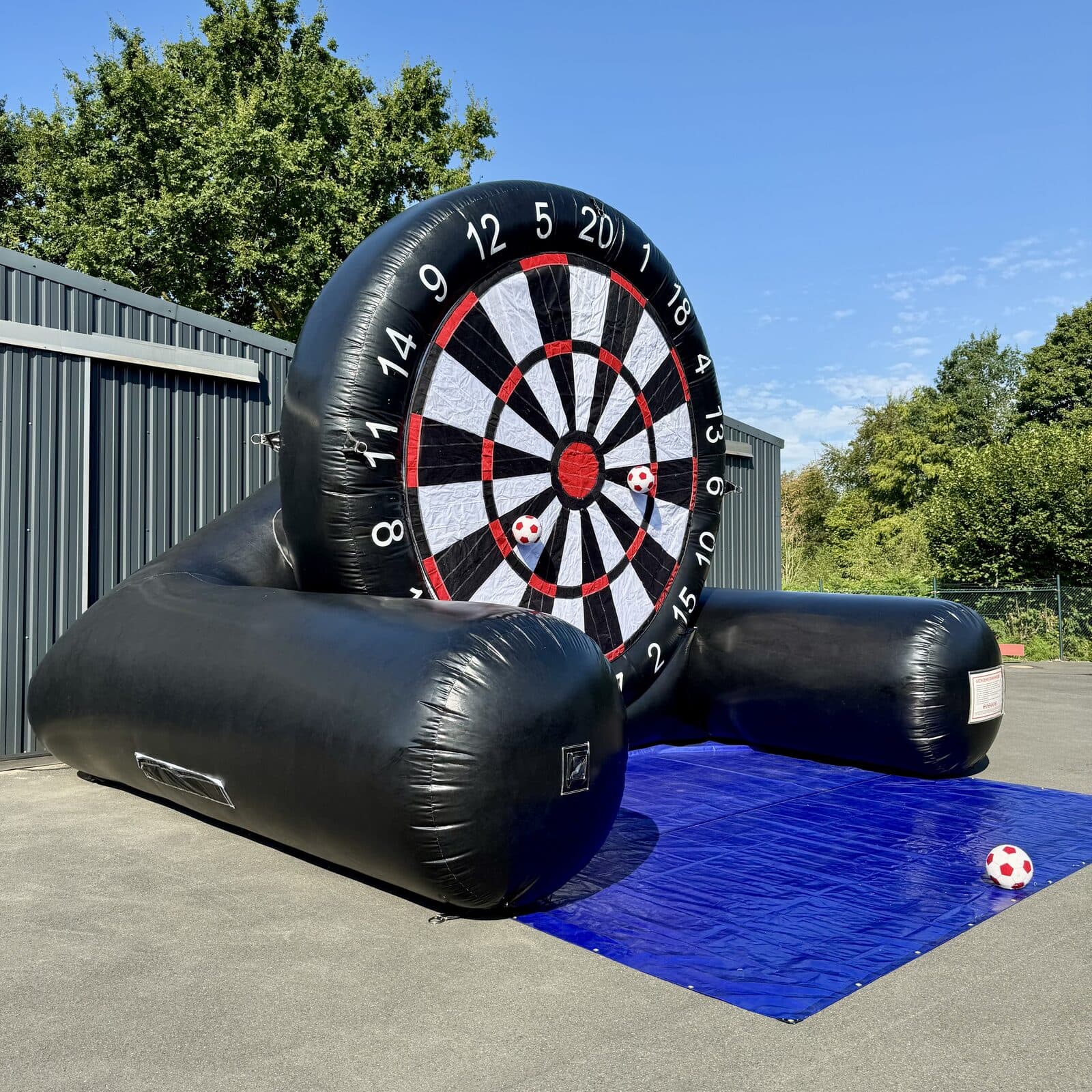 Seitenansicht des aufblasbaren Fußball Dart mit Klett-Fußbällen an der Zielscheibe