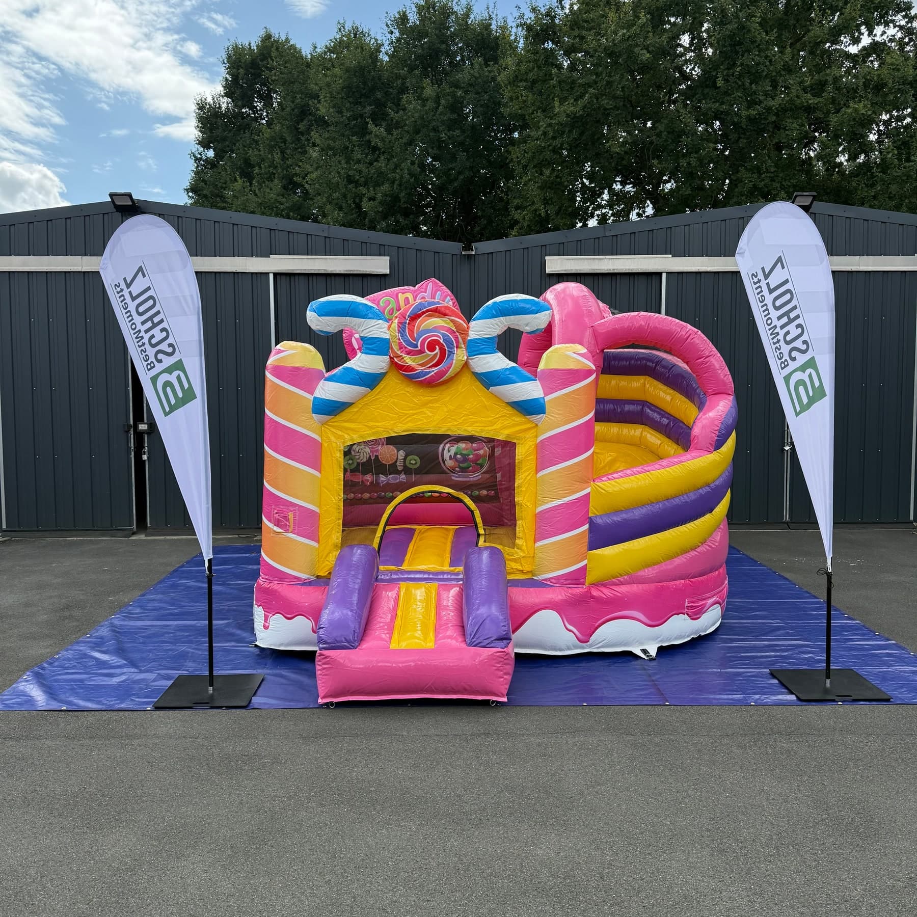 Hüpfburg Candyland mit integrierter Rutsche in Frontalansicht