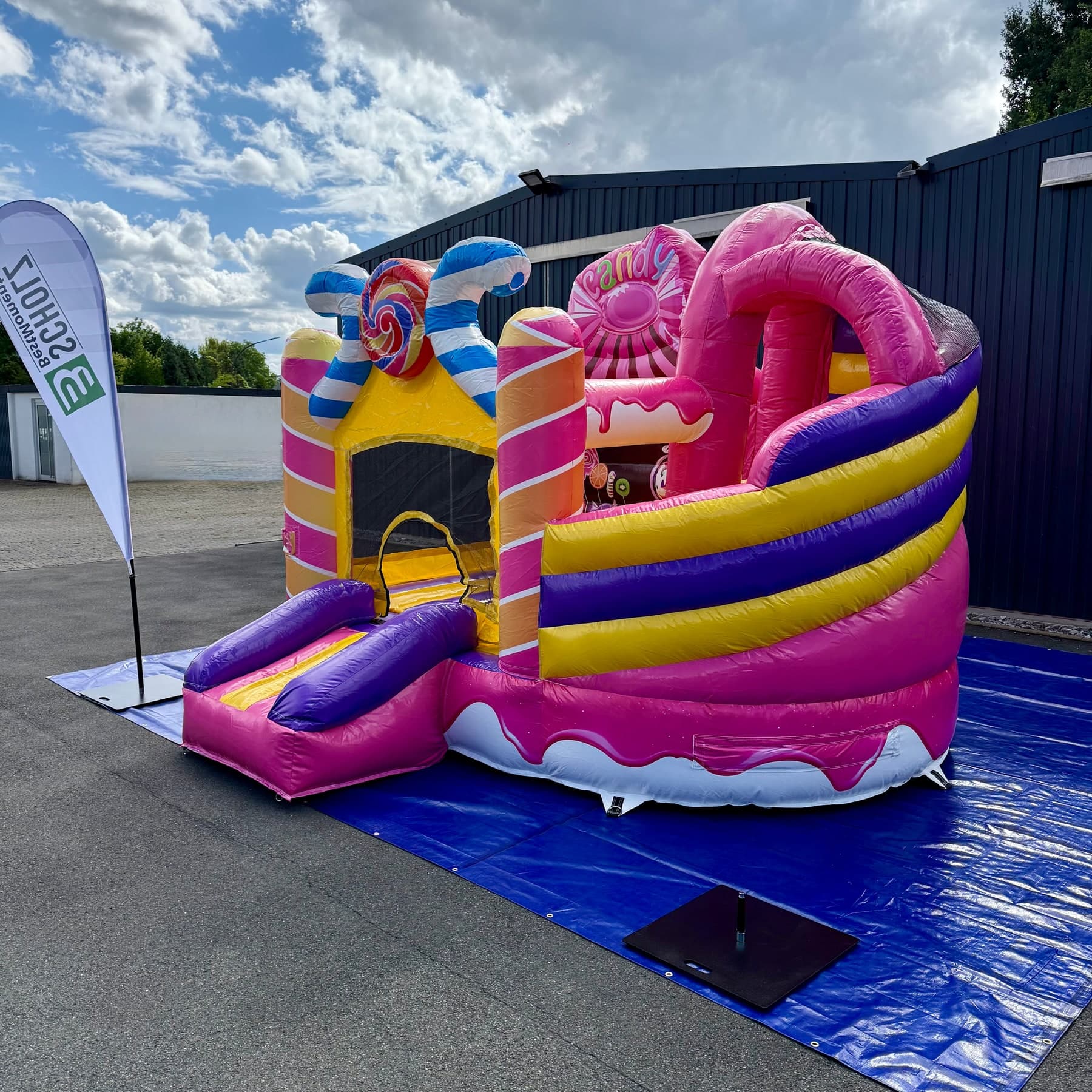 Seitenansicht der Hüpfburg Candyland mit überdachter Rutsche