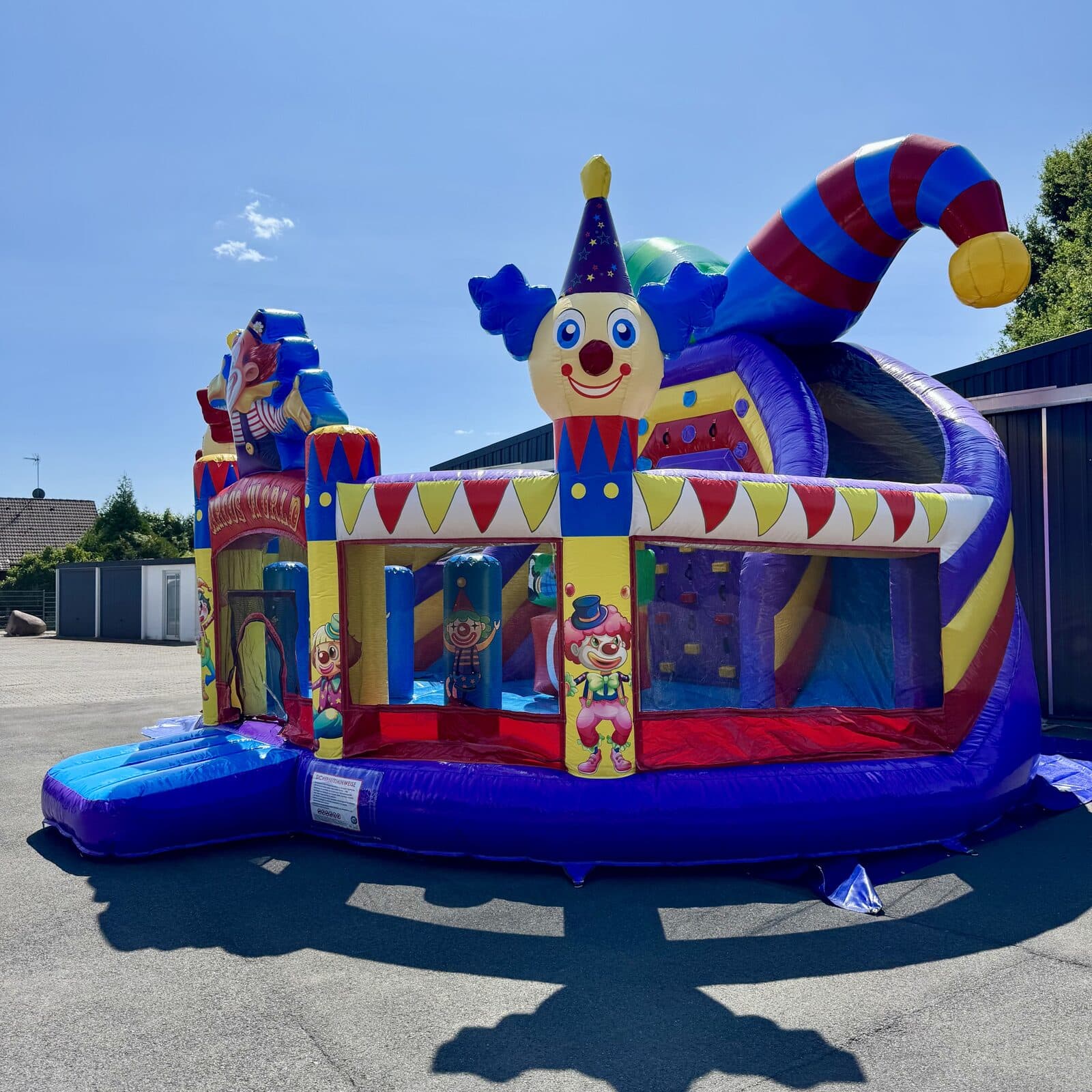 Seitliche Gesamtansicht der Hüpfburg Multiplay Zirkus mit überdachter Rutsche