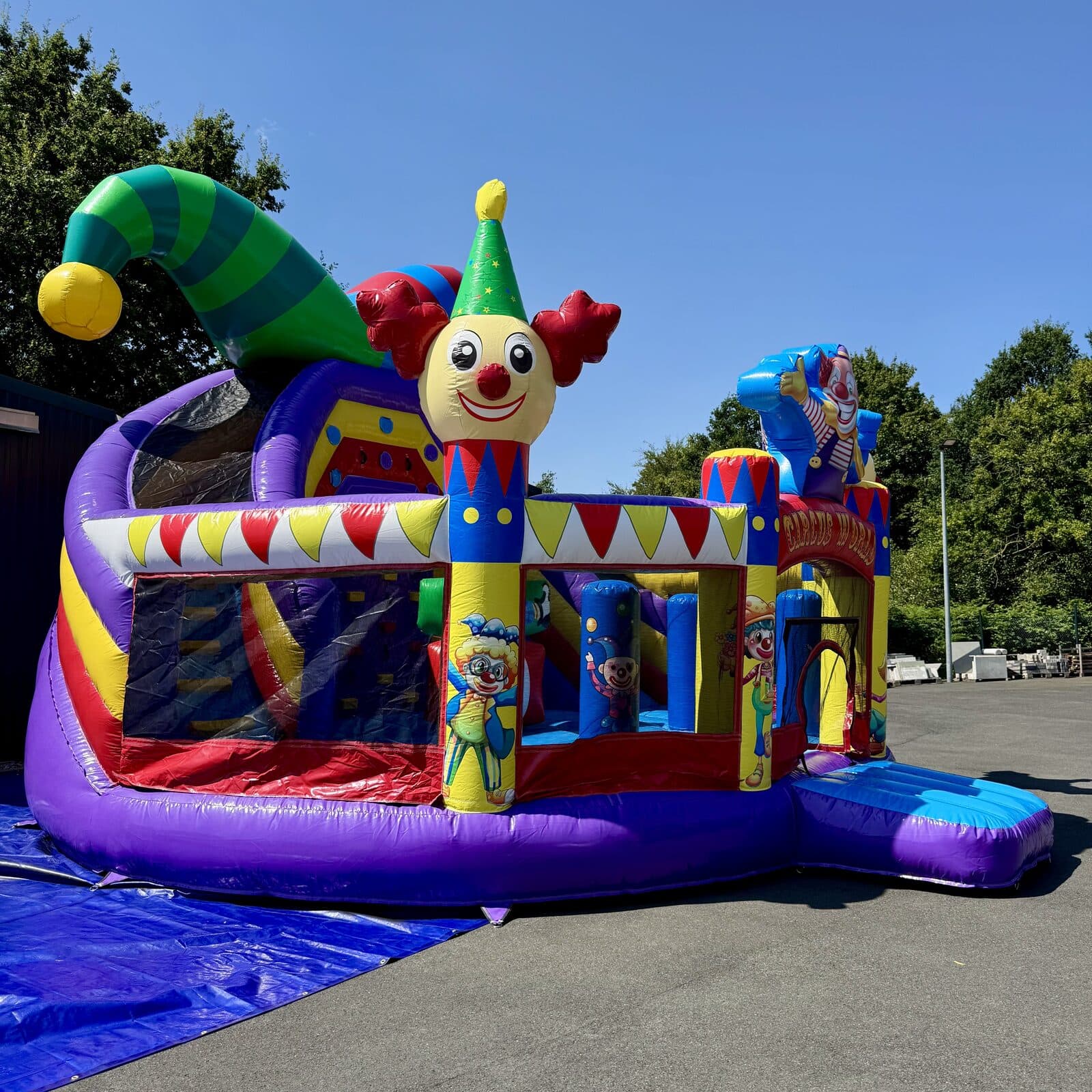 Hüpfburg Multiplay Zirkus mit Blick auf Rutsche und integrierte Kletterwand