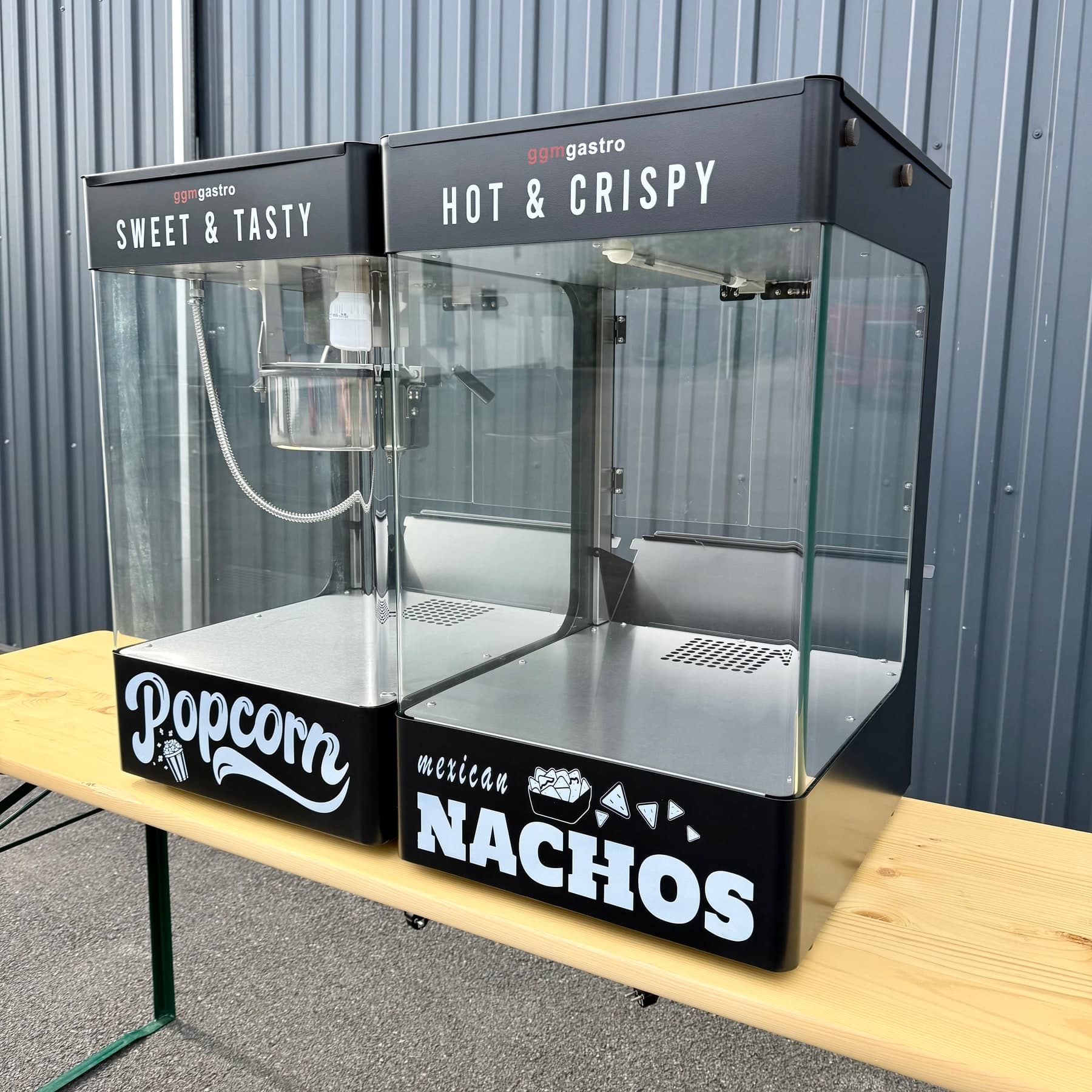 Nachowärmer rechts neben der separat mietbaren Popcornmaschine