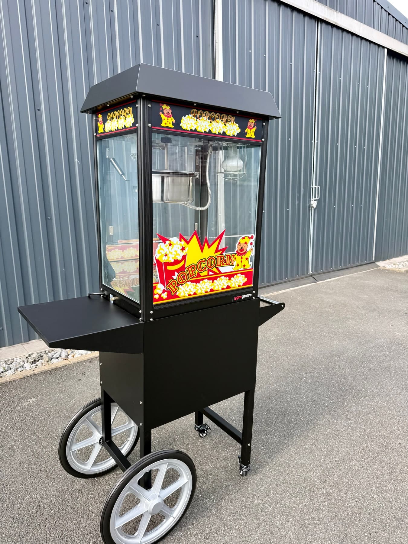 Popcornmaschine im nostalgischen Design in der Seitenansicht