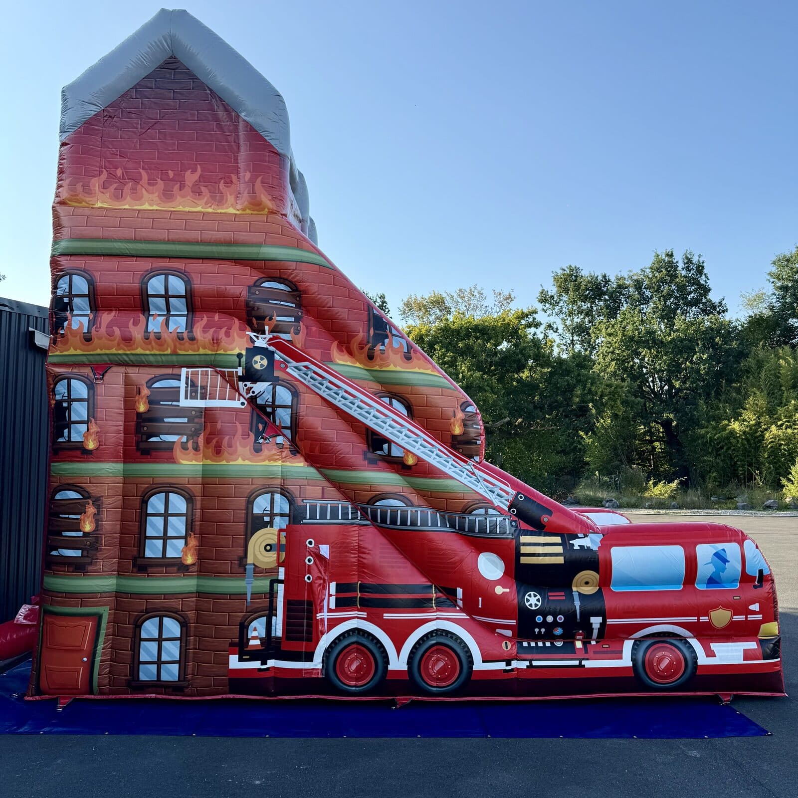 Detailansicht der Feuerwehr-Optik mit brennendem Haus, Drehleiter und Löschfahrzeug