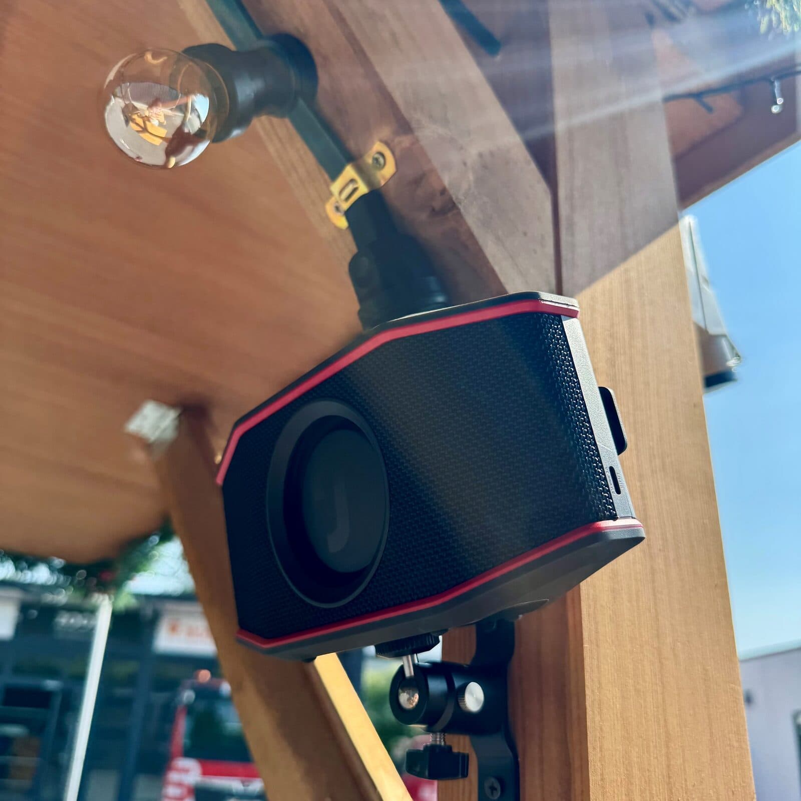 Teufel Bluetooth-Box am Pfosten des Stehtisches, darüber eine Lampe der Innenbeleuchtung